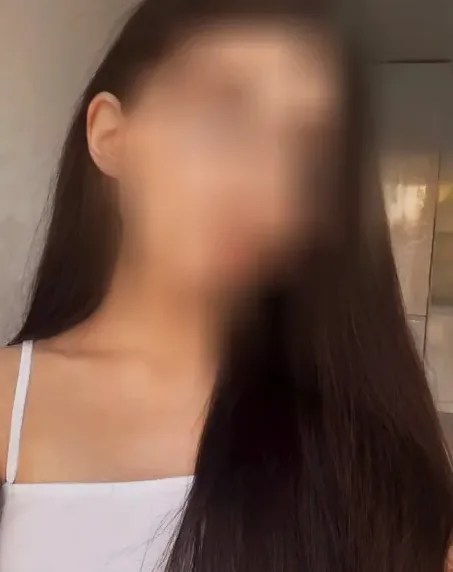 Zeynep, 23